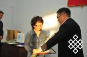 Награду лауреата 3 степени Регины Ширап от Председателя Правительства РТ Шолбана Кара-оола получает ее мама