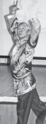 Владимир Биче-оол демонстрирует культуру северных народов в танце. Фото газеты Заполярный вестник