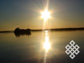 A morning on the Lena river. The mirror-like surface of the river, the seemingly silent motion of the boat and the huge heavenly body reflected in the water: it is impossible to turn away!