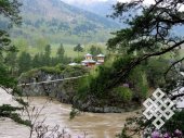 Остров Патмос на Катуни. Можно часами смотреть на этот обрывисто-недоступный (если бы не было моста) и обрамляемый стремительной Катунью остров с небольшой церквушкой, особенно когда по берегам буйно цветут кусты багульника.