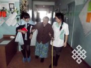 Студенты Кызылского педагогического института в Доме-интернате для престарелых и инвалидов
