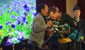 Концерт американского тувинца Шона Куирка в Кызыле прошел с огромным успехом